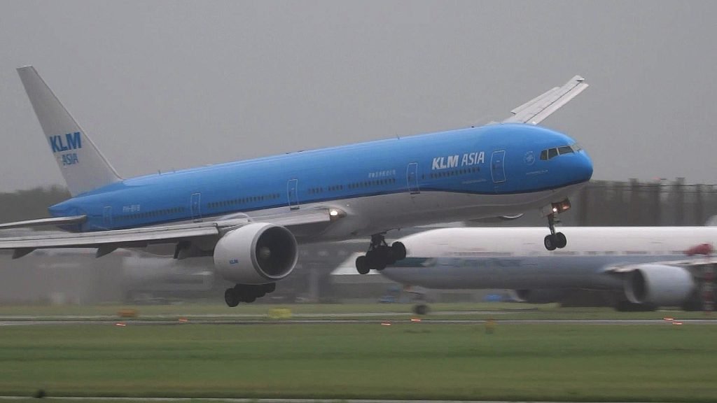 Watch The Dangerous Emergency Landline Of KLM B777 During A Storm In Netherlands 1