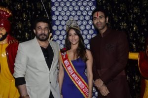 Deepak Tijori Mandeep Kaur and Sandip Soparrkar unveil the cover of WOW Magazine January issue3 1
