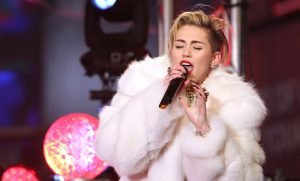 Miley Cyrus poses nude with dog - Desinema