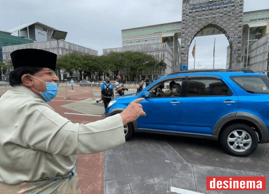 Desinema-Malaysian couple welcome 10,000 guests at son’s ‘drive-through’ wedding reception