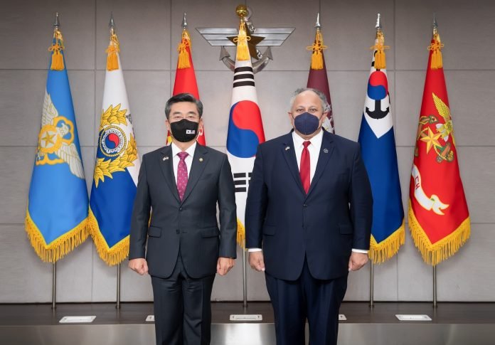 Seoul : S. Korea's defense minister holds talks with U.S.. Navy chief on regional security, alliance. (YONHAP/IANS)