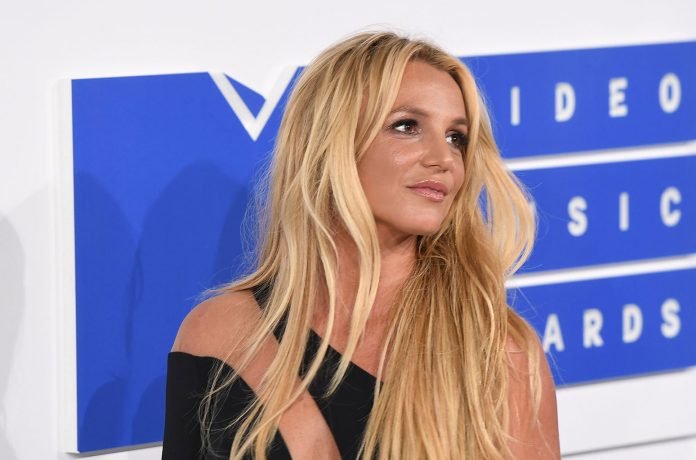 Britney-calls-out-Christina-for-her-red-carpet-silence-on-conservatorship-row-