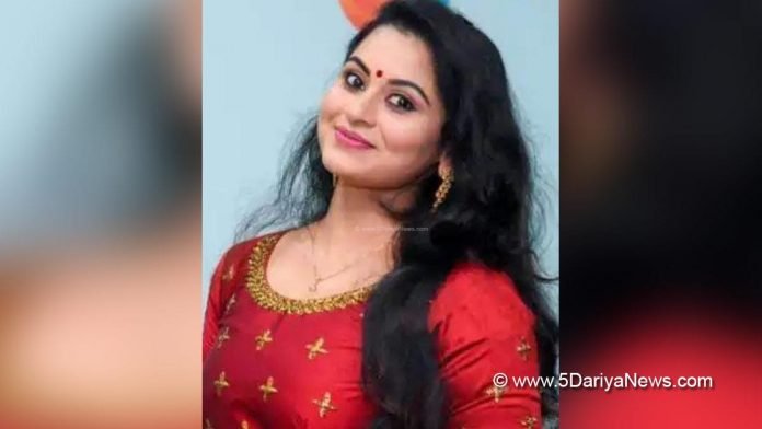 Actress-Sruthi-Lekshmi-questioned-over-links-with-fake-antique-dealer