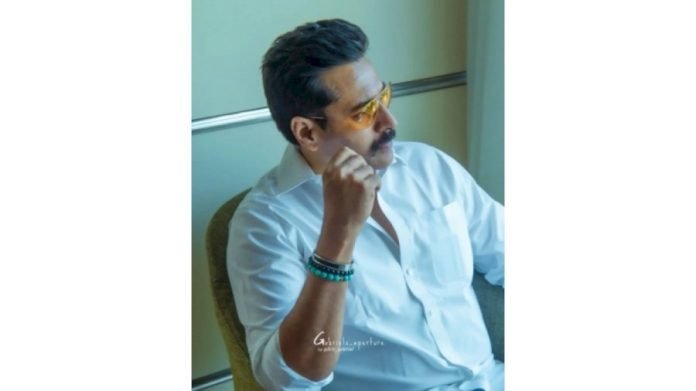 Actor-Rahman-posts-video-from-sets-of-Karthick-Narens-Nirangal-Moondru
