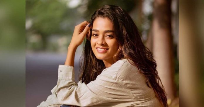 Actress-Gayathries-Instagram-account-hacked
