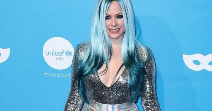 Avril-Lavigne-says-teenage-stardom-was-really-awkward