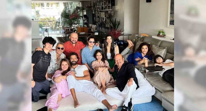 Hrithiks-rumoured-girlfriend-Saba-Azad-joins-the-actor-for-family-lunch