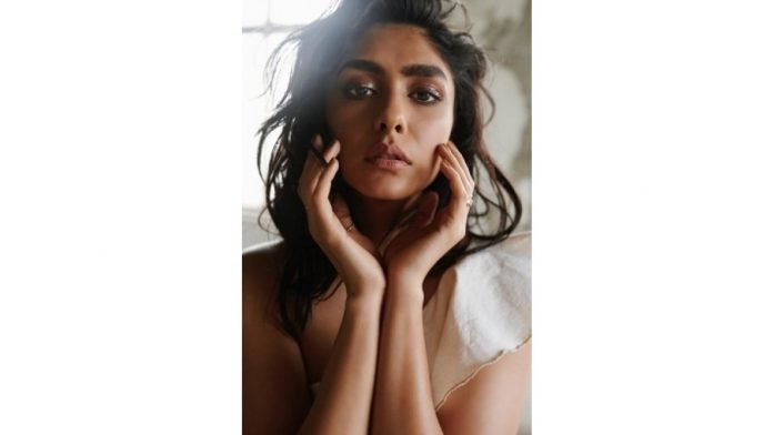 Mrunal-Thakur-shoots-for-Telugu-debut-Lieutenant-Ram-starring-Dulquer-Salmaan
