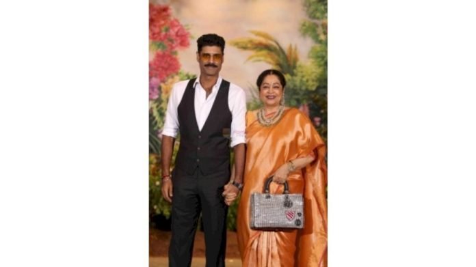 Sikandar-joins-mom-Kirron-Kher-for-family-special-episode-of-Indias-Got-Talent