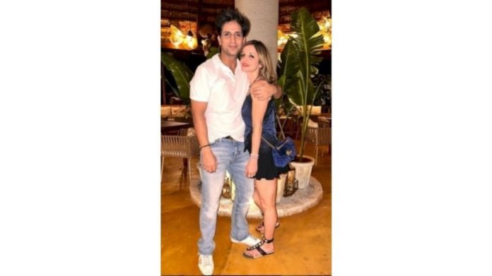 Sussanne-Khan-posts-loved-up-picture-with-boyfriend-Arslan-Goni