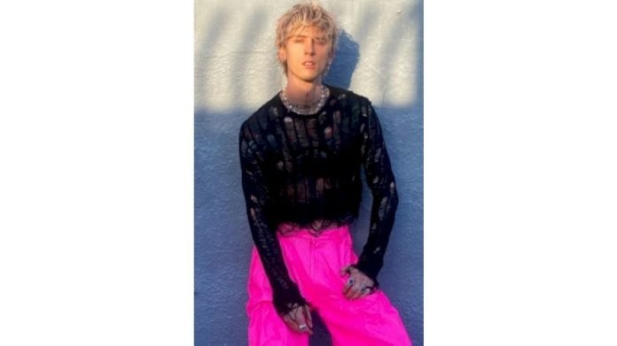 Machine-Gun-Kelly-groped-at-concert