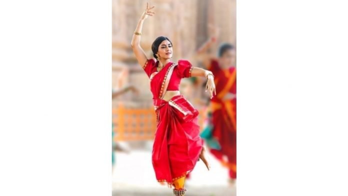 Mrunal-Thakur-Working-on-Sita-Ramam-helped-me-understand-a-new-language
