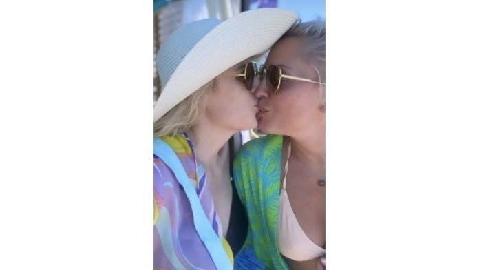 Rebel-Wilson-kisses-girlfriend-in-selfie