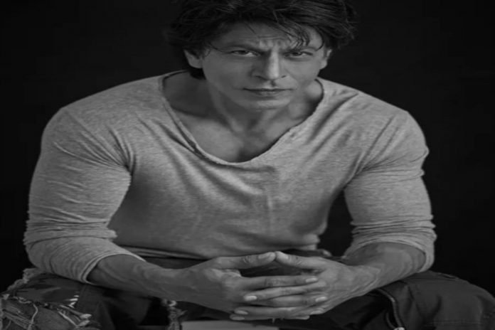 SRK's monochrome picture takes over the Internet
