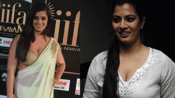 Varalakshmi-plays-embodiment-of-courage-Premakumari-in-Iravin-Nizhal