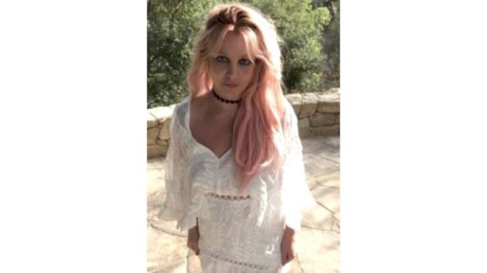 Britney-Spears-grooves-to-2017-hit-number-Feel-It-Still-in-her-studio