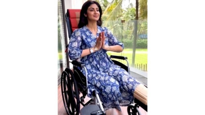Inactivity-makes-you-rusty-says-Shilpa-as-she-does-yogic-stretches