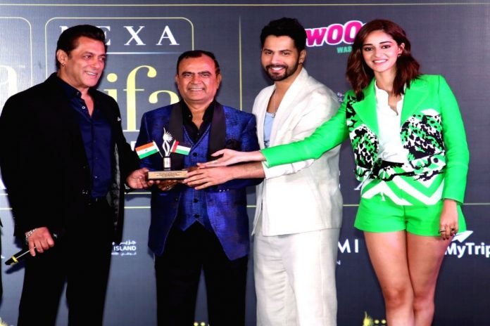 Outdoor-media-mogul-presented-IIFA-trophy-by-Salman-Varun-Ananya
