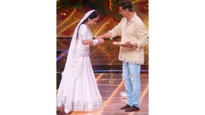 Rupali-Ganguly-ties-a-rakhi-to-Akshay-Kumar-