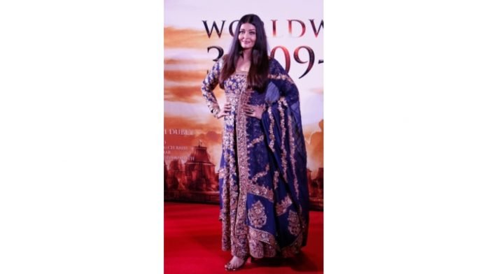 Aishwarya-Rai-thanks-her-guru-Mani-Ratnam-for-Ponniyin-Selvan-I