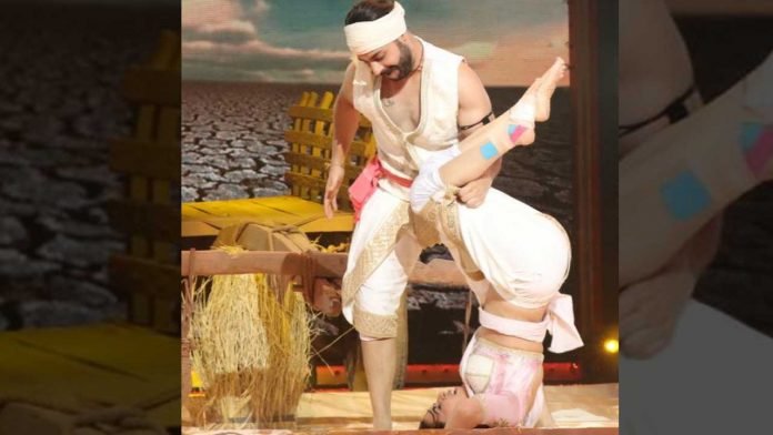 Despite-leg-injury-Shraddha-Arya-performs-dance-at-award-ceremony