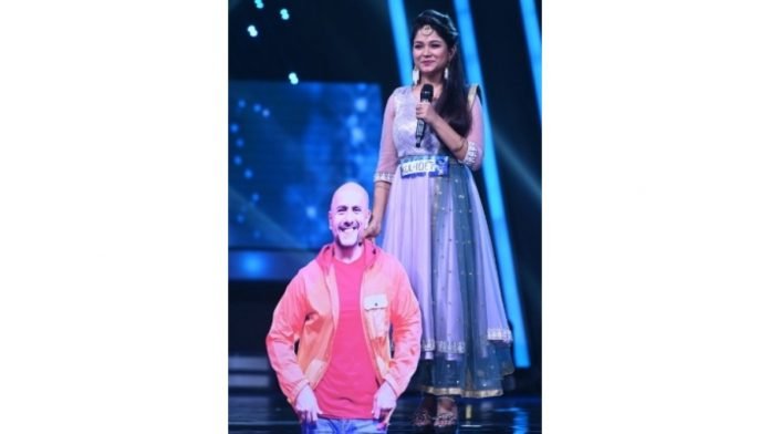 Neha-Kakkar-overwhelmed-by-the-gesture-of-Indian-Idol-13-contestant