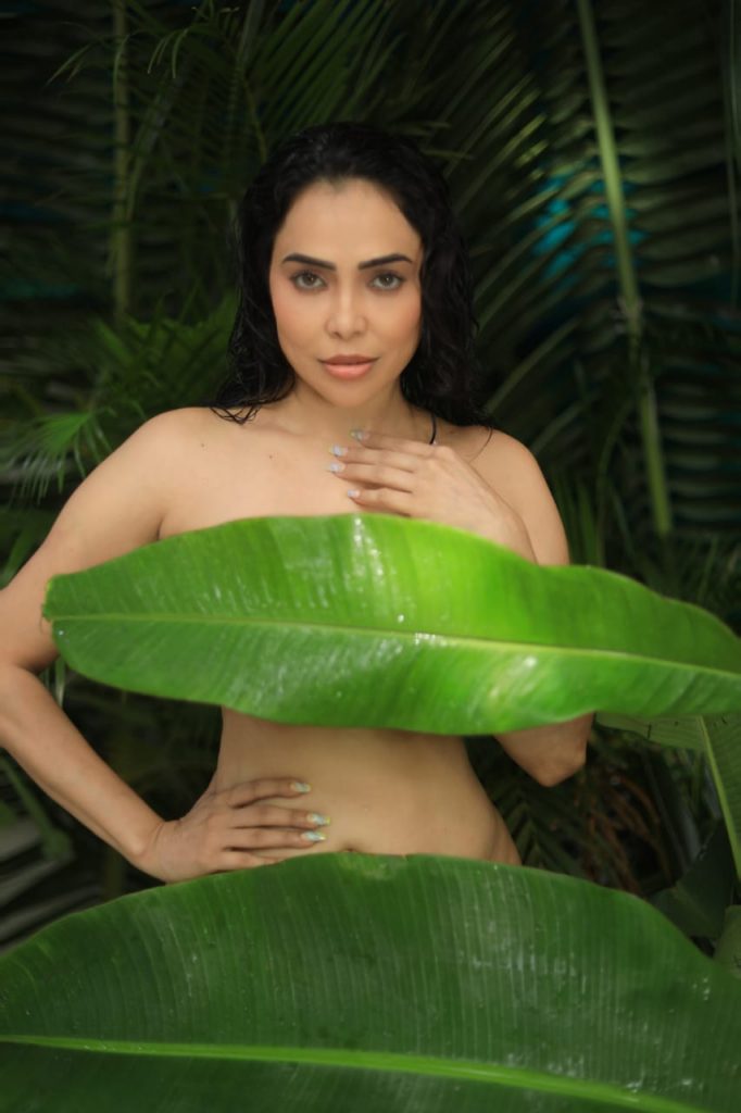 Nikita Rawal Covers Her nudity with a Banana Leaf11