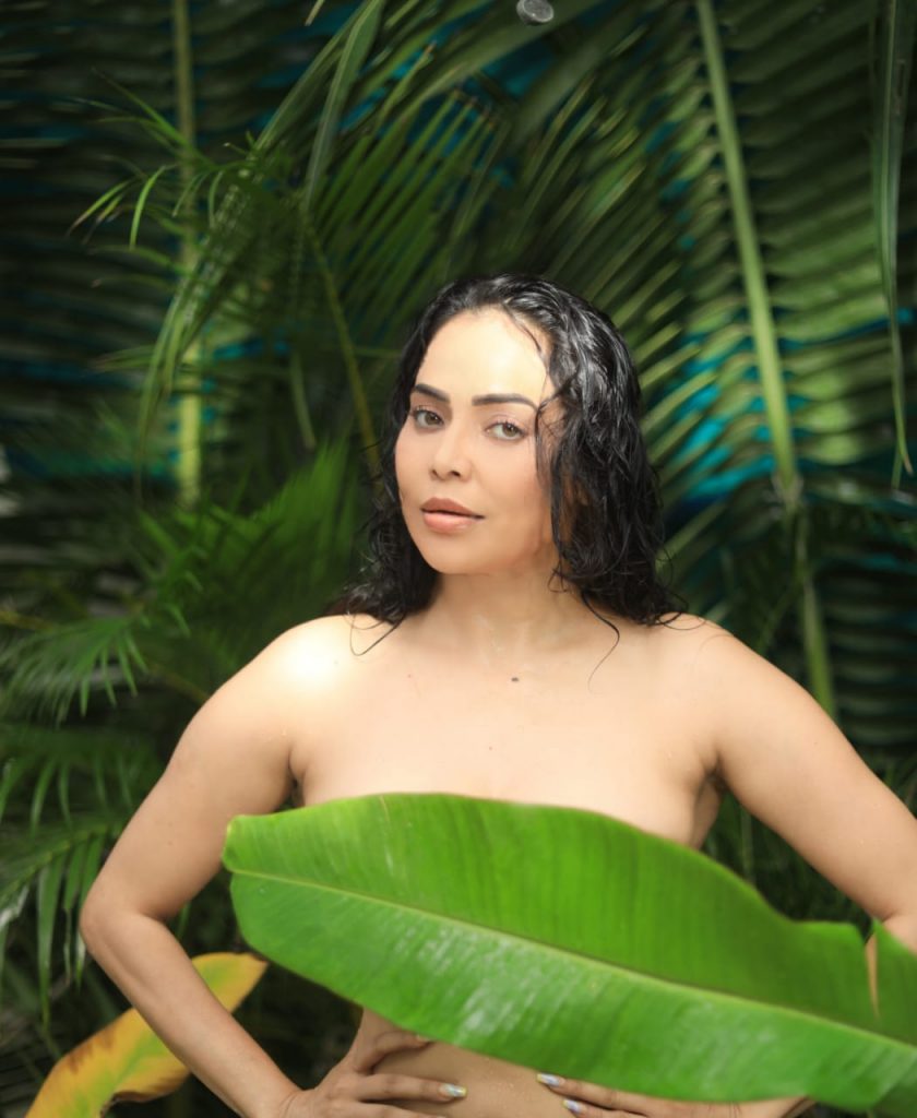 Nikita Rawal Covers Her nudity with a Banana Leaf3