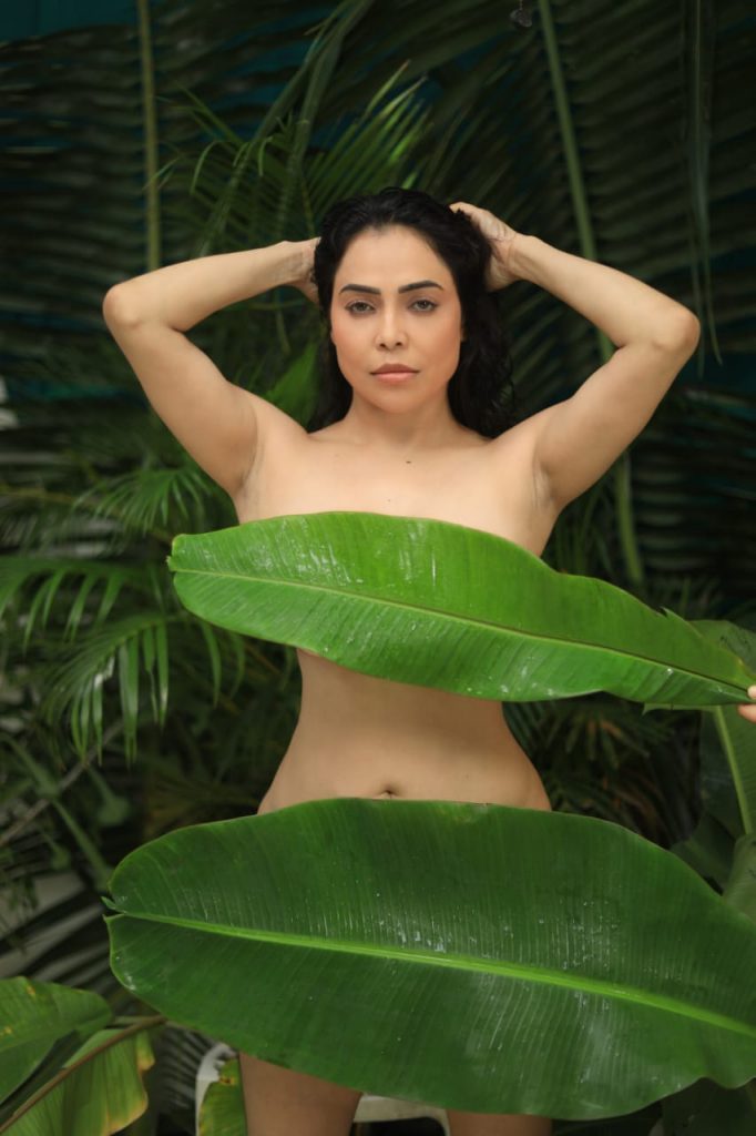 Nikita Rawal Covers Her nudity with a Banana Leaf6