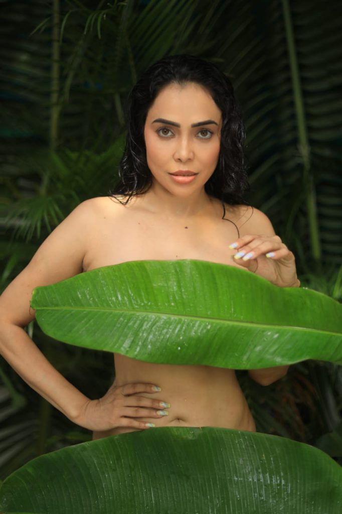 Nikita Rawal Covers Her nudity with a Banana Leaf7