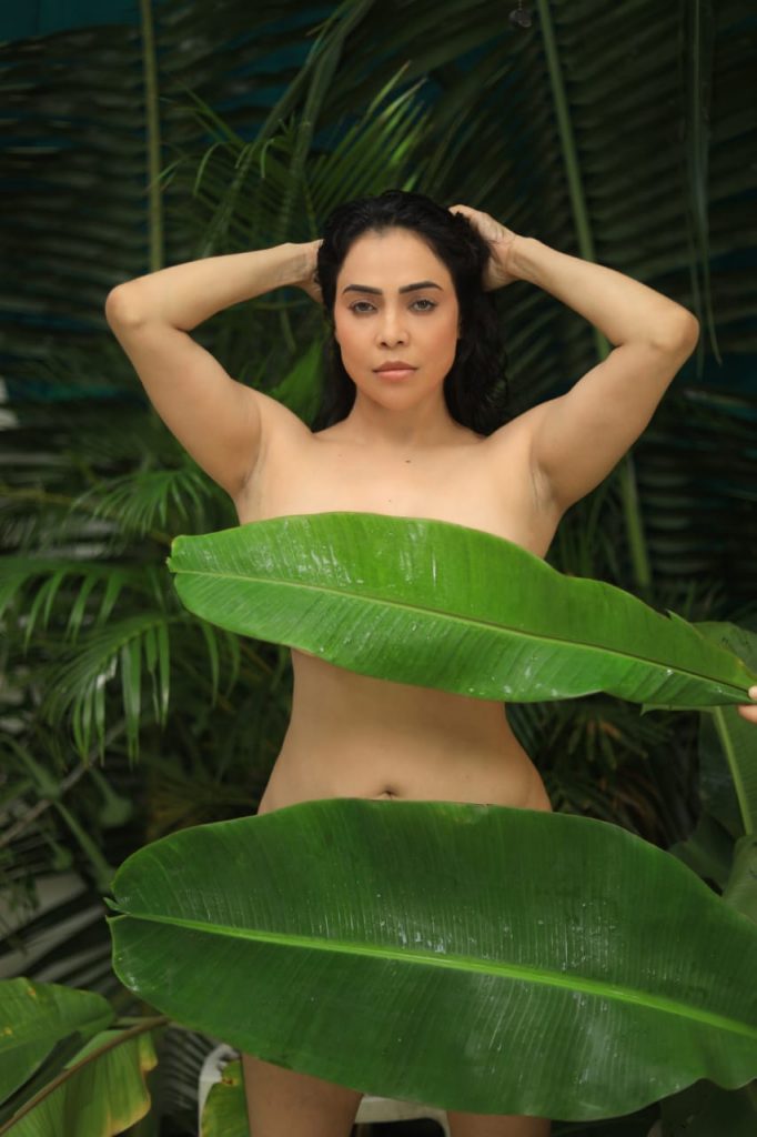 Nikita Rawal Covers Her nudity with a Banana Leaf9