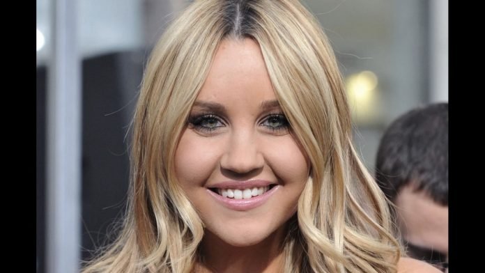 Amanda-Bynes-is-training-to-become-a-nail-technician