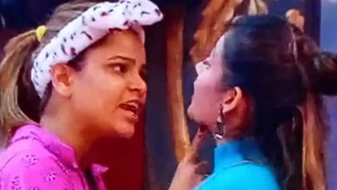 Bigg-Boss-16-Housemates-Archana-Gori-get-into-verbal-duel-throw-water-at-each-other