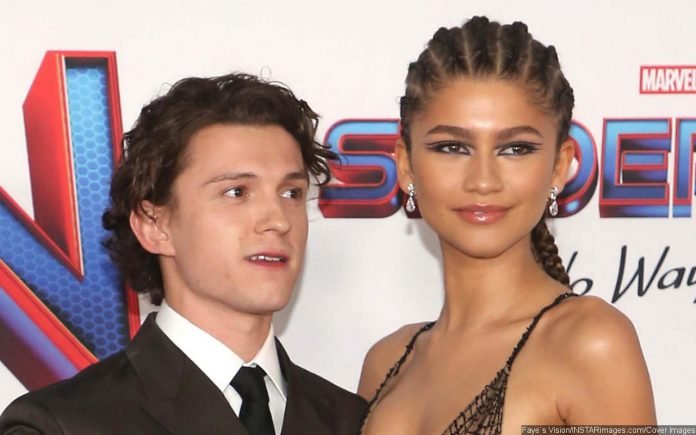 Tom-Holland-Zendaya-hold-hands-on-Louvre-museum-date